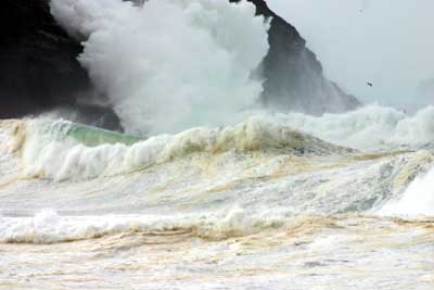 Huge aTLANTIC SWELL ON THE dINGLE PENINSULA