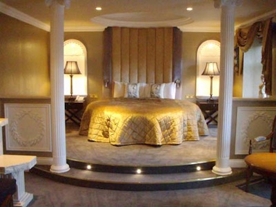 Honeymoon room lake hotel